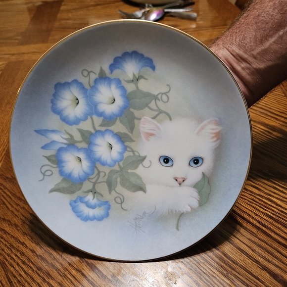 Hamilton Collection Bob Harrison Petals and Purs Cat Plates - Picture 5 of 6